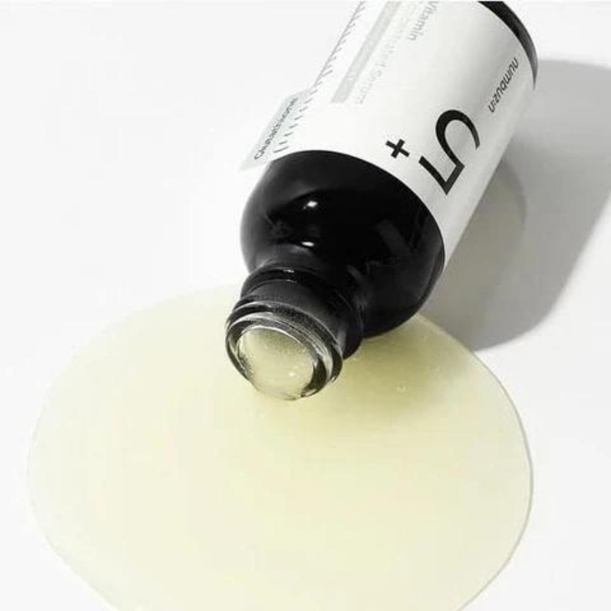 Sérum jaune pâle à la sortie du flacon noir ouvert