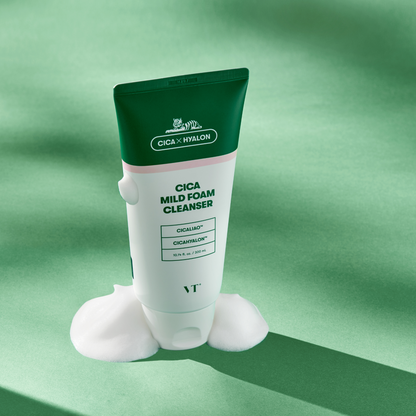 Tube posé debout sur une mousse blanche