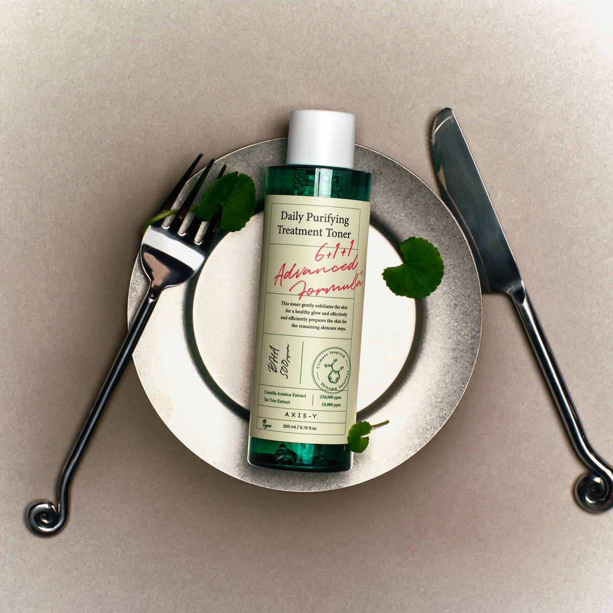 Flacon de lotion sur une assiette avec des feuilles et des couverts