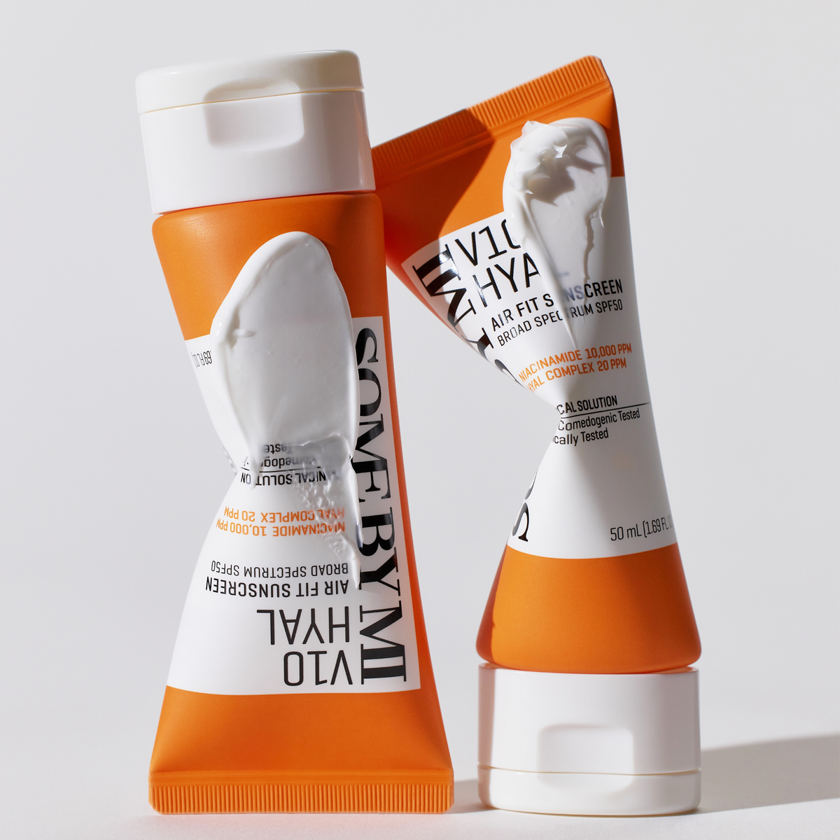 Deux tubes de solaire avec des traces de crème blanche