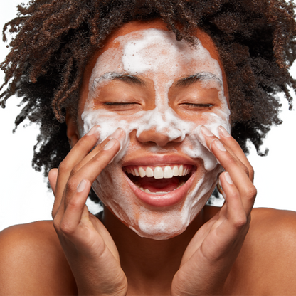 Massage de la mousse nettoyante sur les joues