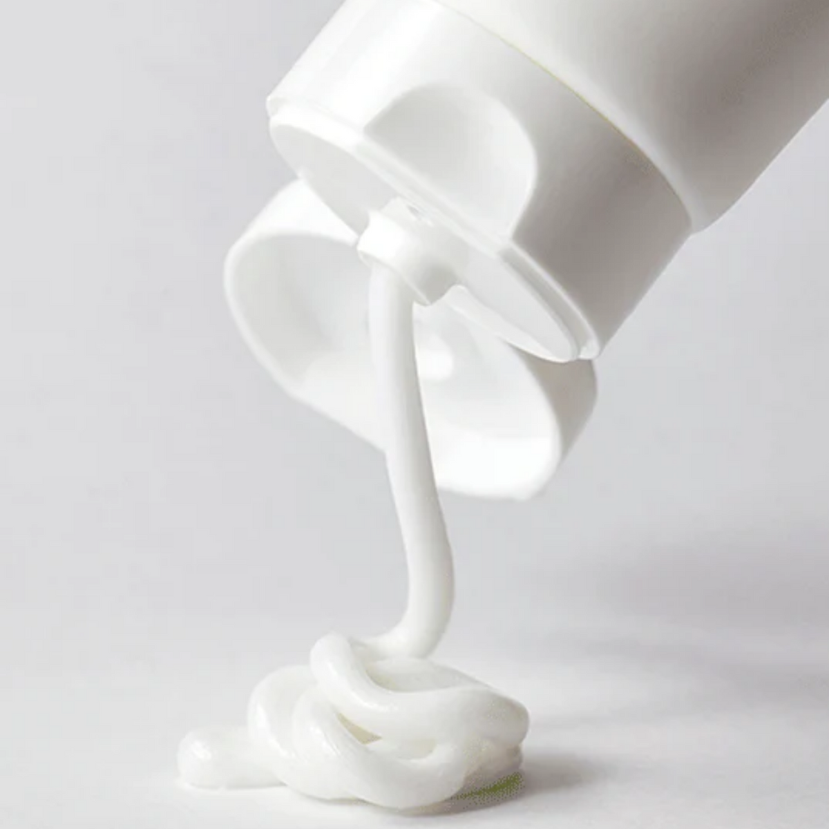 Nettoyant blanc distribué en ruban à la sortie du tube