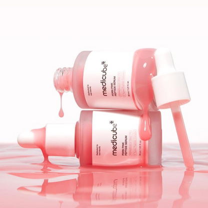 Flacons ouverts et pipettes avec du sérum rose qui s&