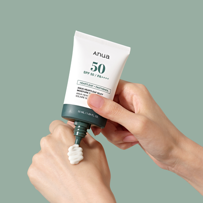 Crème solaire distribuée sur le dos de la main depuis le tube