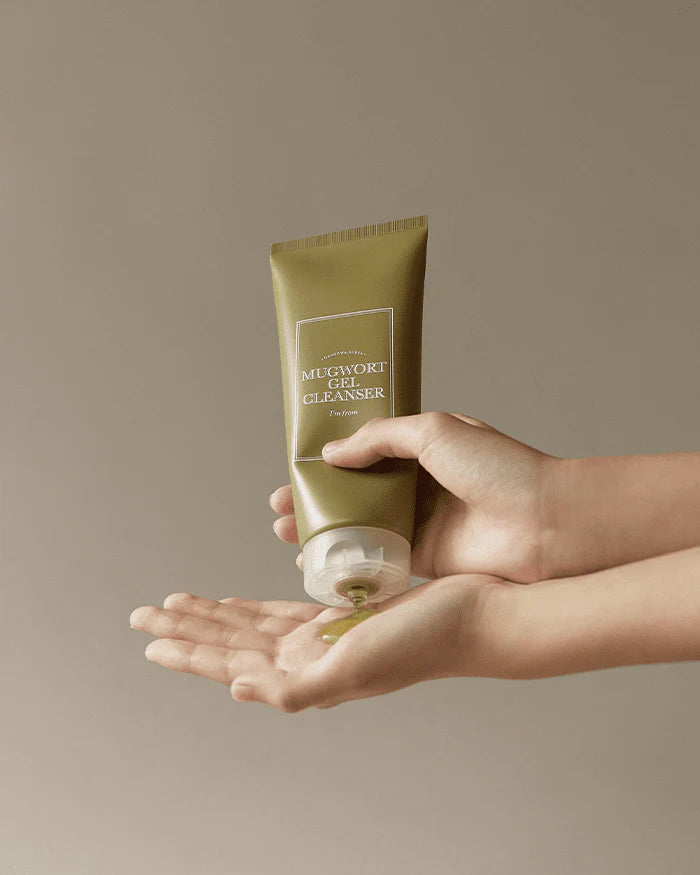 Gel nettoyant distribué du tube dans la paume