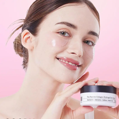 Patchs roses posés sous les yeux, pot tenu entre les mains