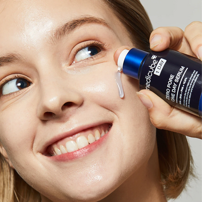 Sérum bleu clair distribué sur la joue