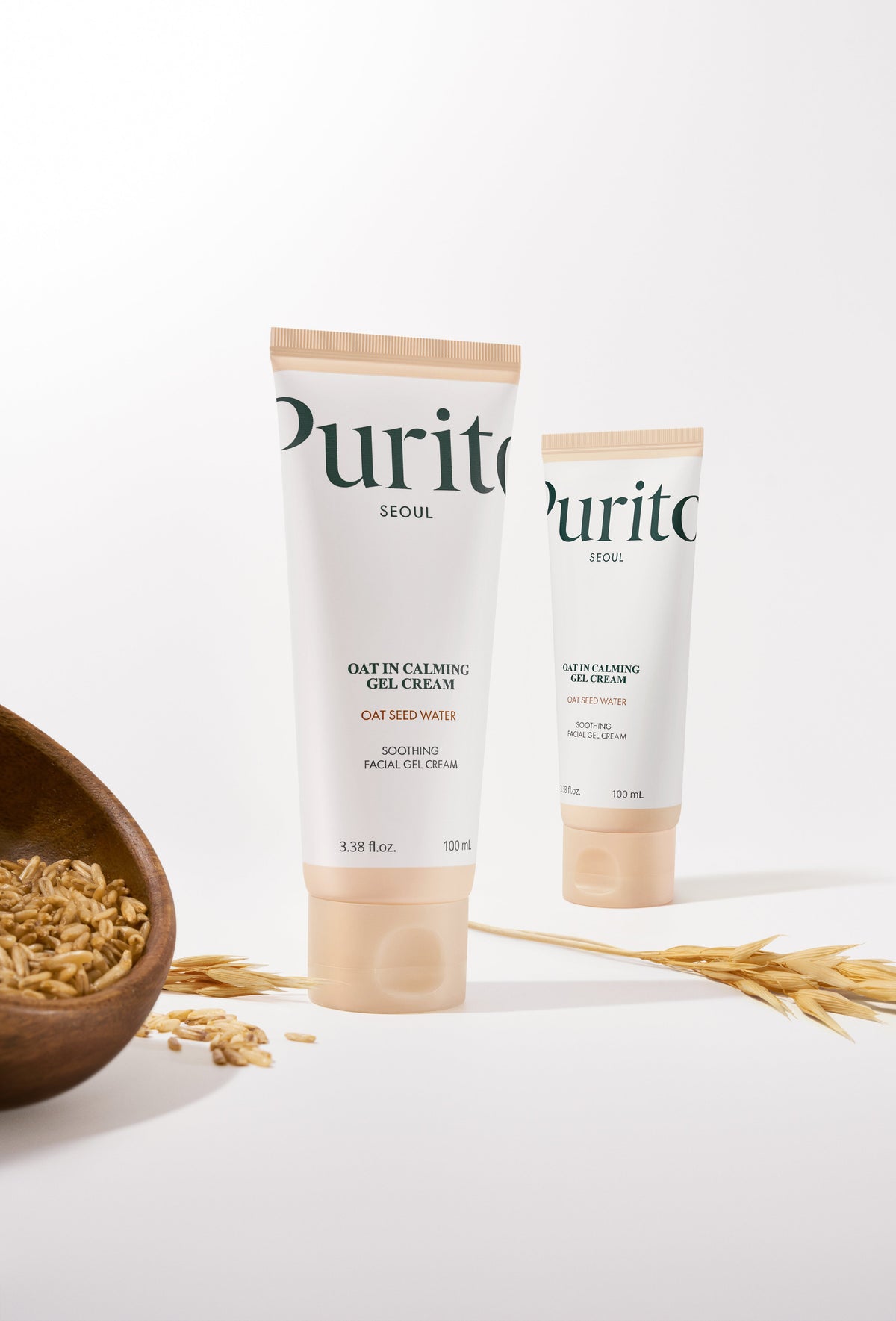 Tubes de gel-crème près de grains et d&