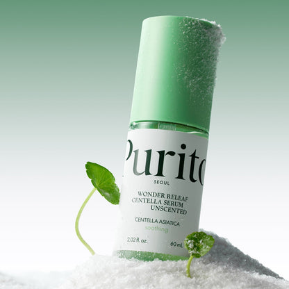 Flacon de sérum à bouchon vert dans un décor blanc avec des feuilles de centella