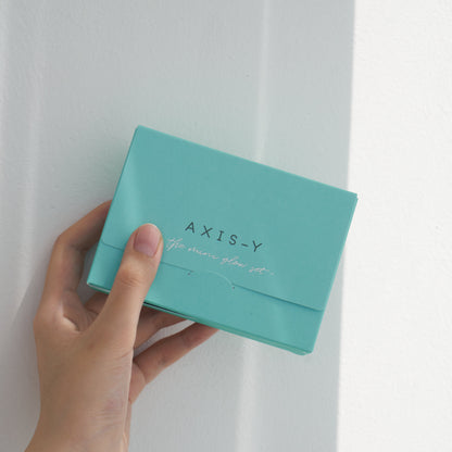 Petit coffret turquoise fermé tenu dans la main