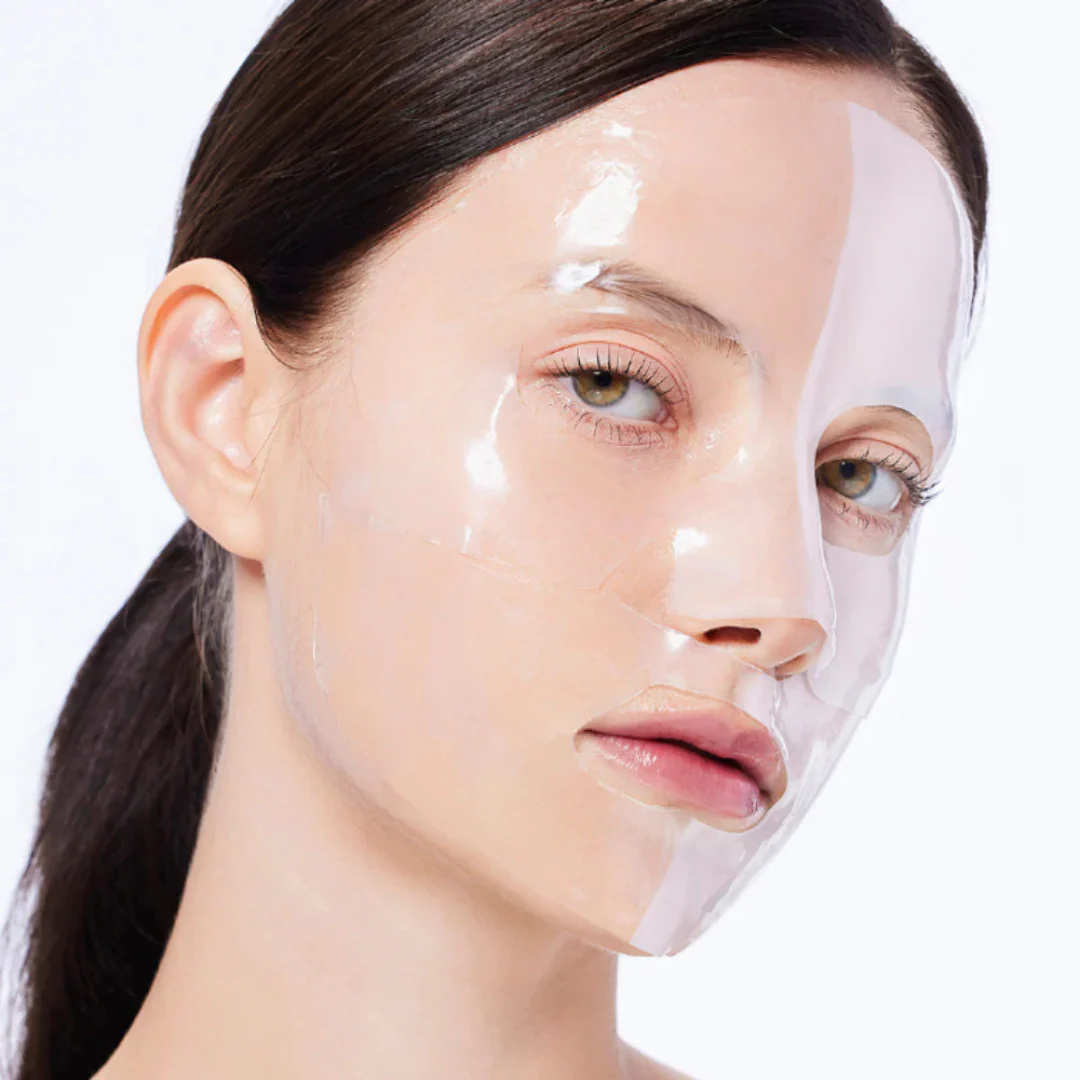 Masque hydrogel posé sur le visage, montrant une partie opaque et une partie transparente