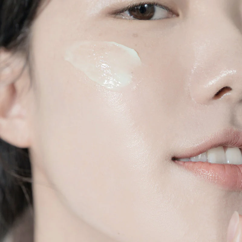 Crème vert pâle étalée sur la joue
