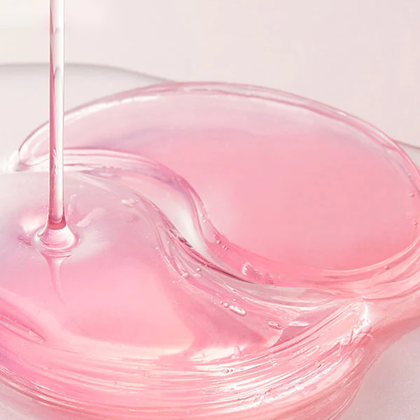 Essence transparente versée sur une pile de patchs roses