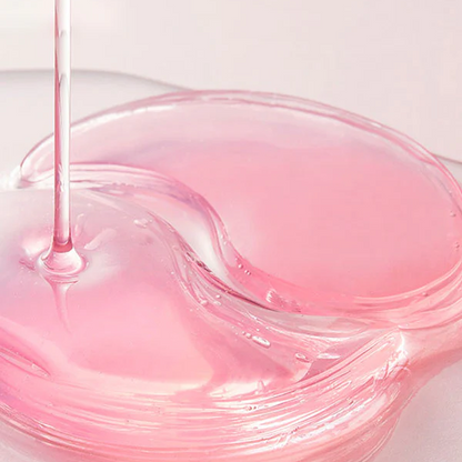 Essence transparente versée sur une pile de patchs roses