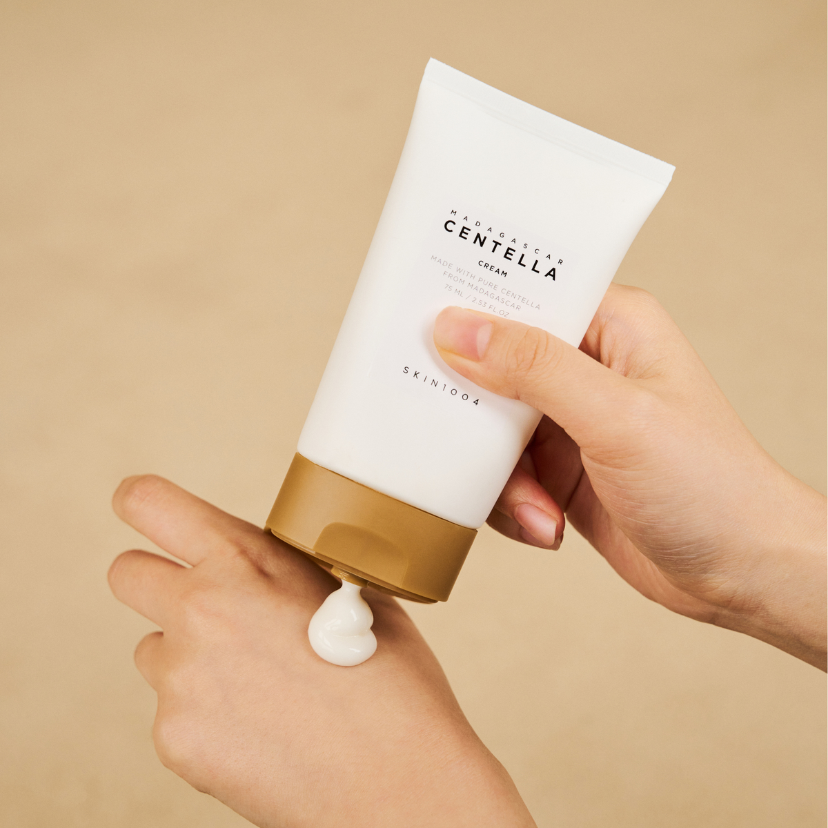 Crème blanche distribuée sur le dos de la main