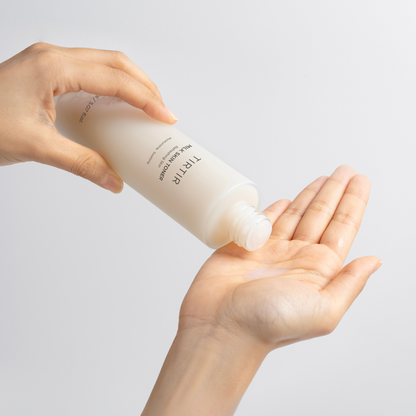 Lotion laiteuse versée dans la paume