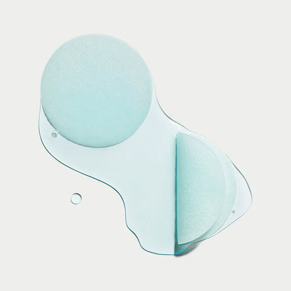 Disques bleu pâle, dont un plié, posés dans de l&