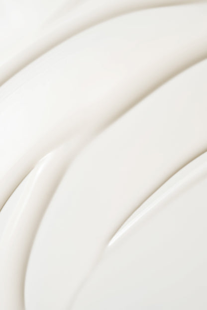 Texture blanche de sérum étalée en bandes épaisses