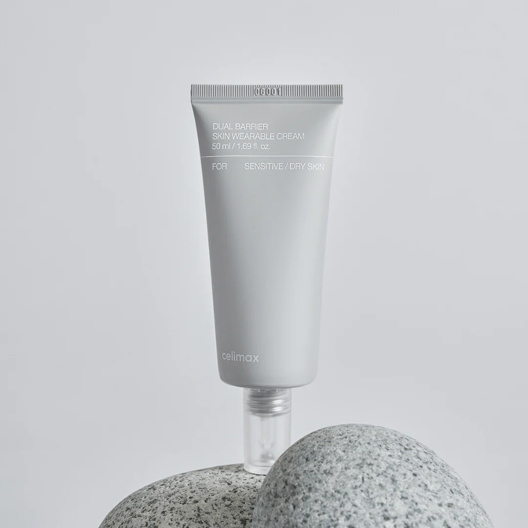 Tube de crème gris dressé près d&