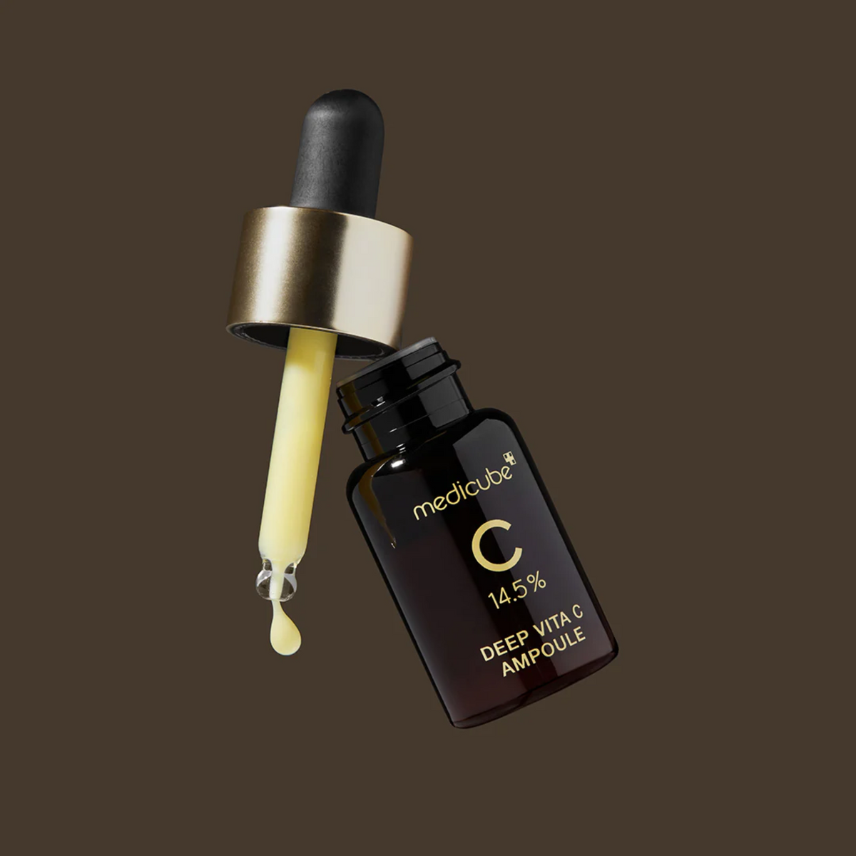 Pipette de sérum jaune au-dessus du flacon ouvert