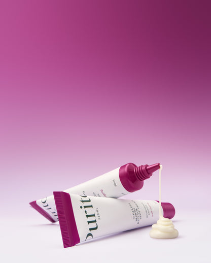 Tubes de crème à embout rose dont un ouvert avec une spirale de texture