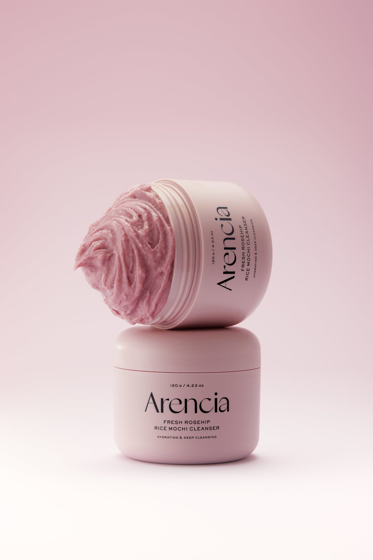 Pot ouvert sur une pâte rose, posé sur un second pot fermé