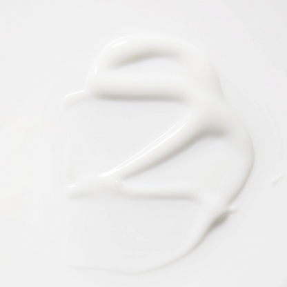 Texture blanche et laiteuse de la lotion étalée