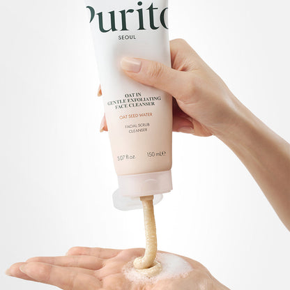 Nettoyant beige distribué dans la paume couverte de mousse