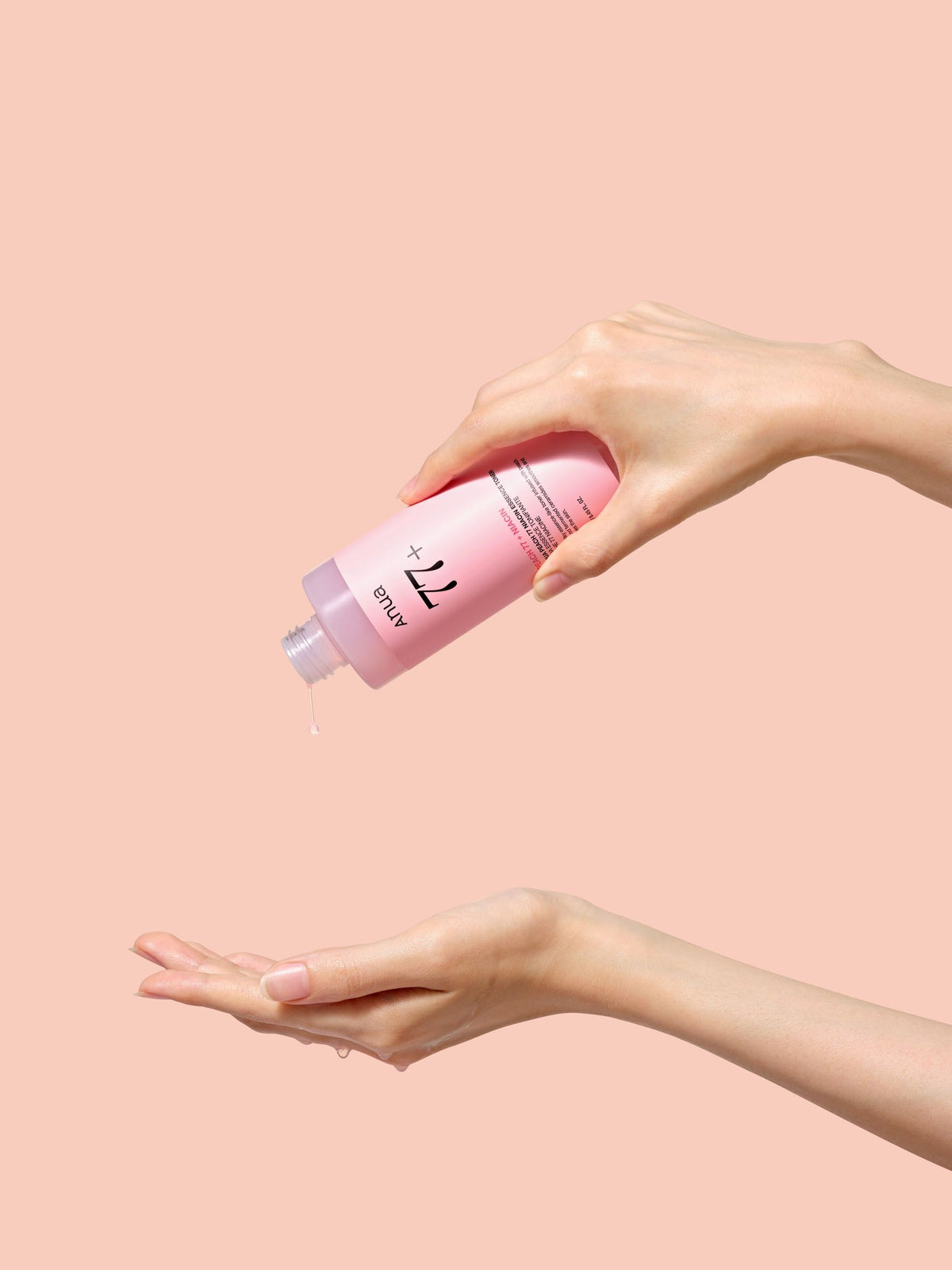 Lotion versée dans la paume depuis le flacon rose