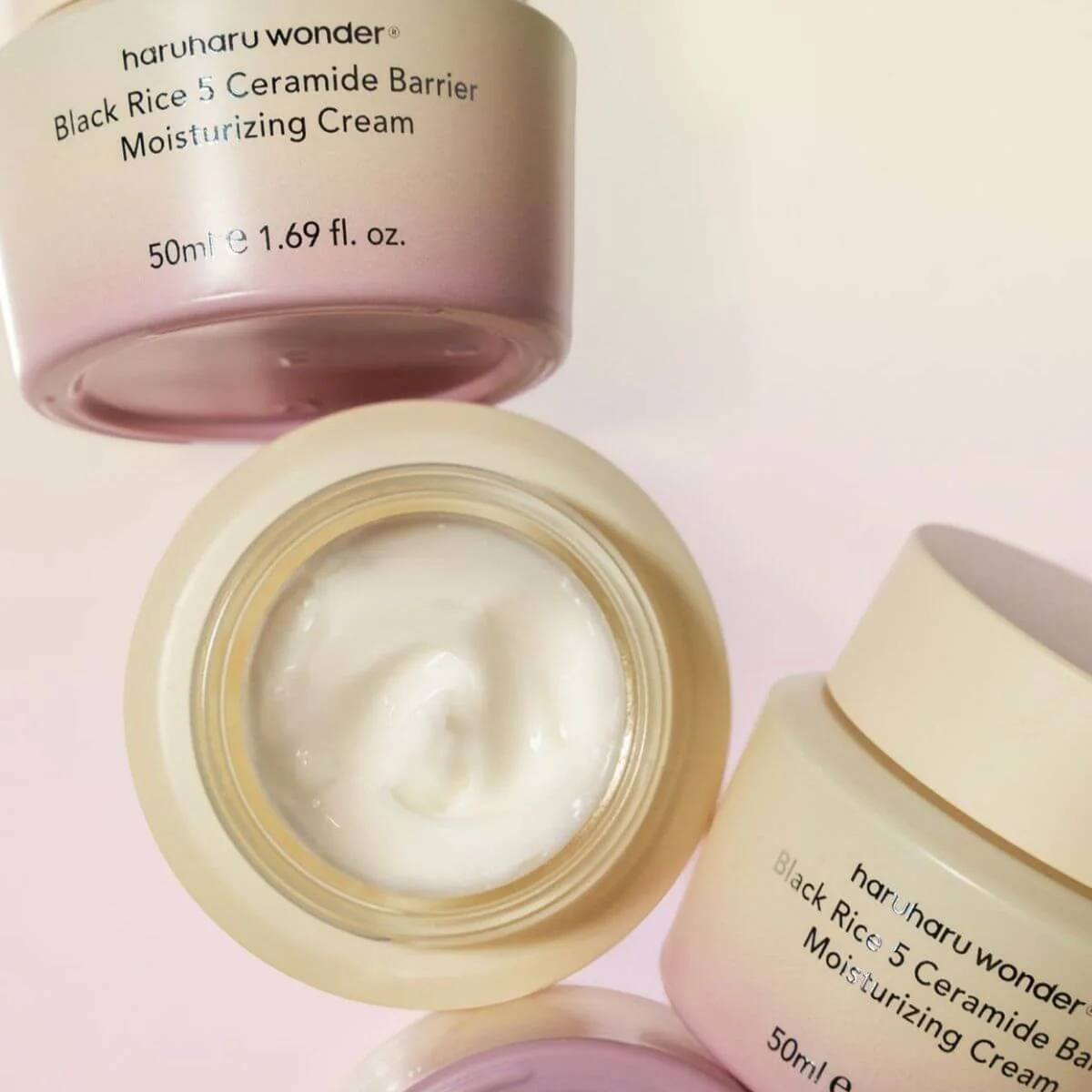 Pots de crème ouverts et fermés vus de dessus