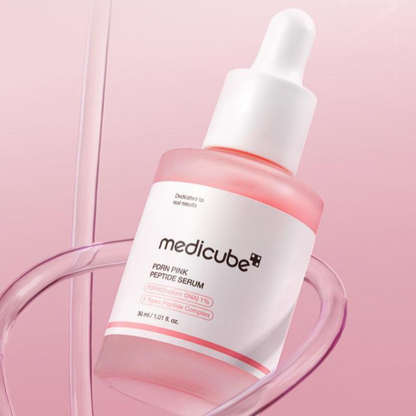 Flacon de sérum rose au milieu de tubes transparents