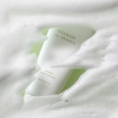 Tube de nettoyant entouré de mousse blanche
