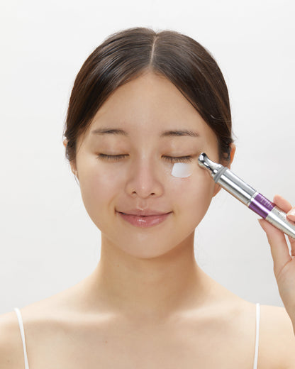 Application du contour des yeux sous l&