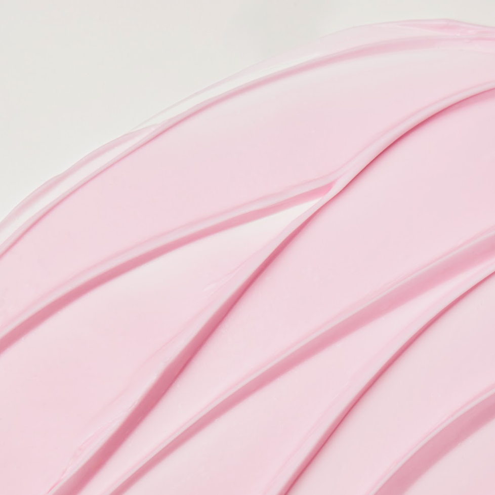 Texture lisse de la crème rose étalée en fines couches