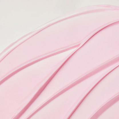 Texture lisse de la crème rose étalée en fines couches