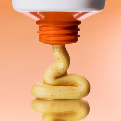 Pâte dorée distribuée en spirale à la sortie du tube