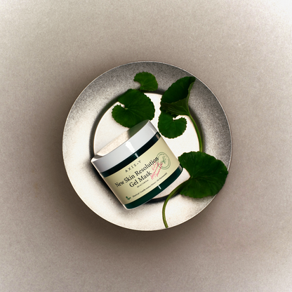 Pot de masque entouré de feuilles sur une assiette métallique