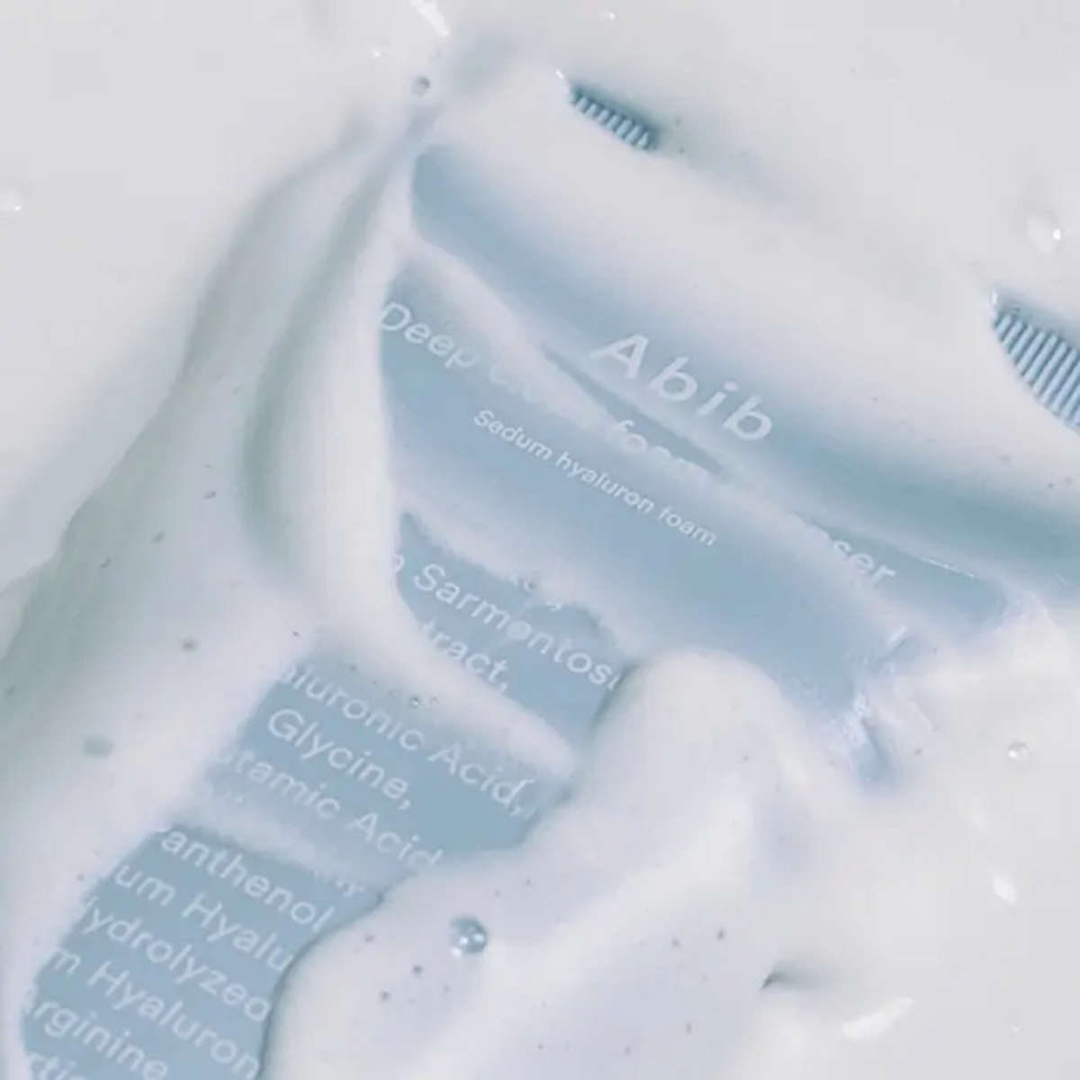 Tube bleu recouvert de mousse blanche