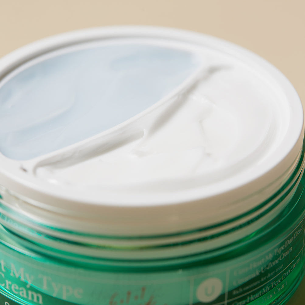 Pot ouvert à deux compartiments : gel bleu pâle et crème blanche