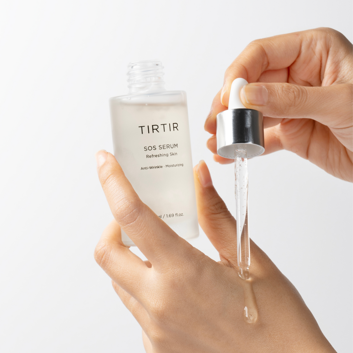 Sérum transparent déposé à la pipette sur le dos de la main