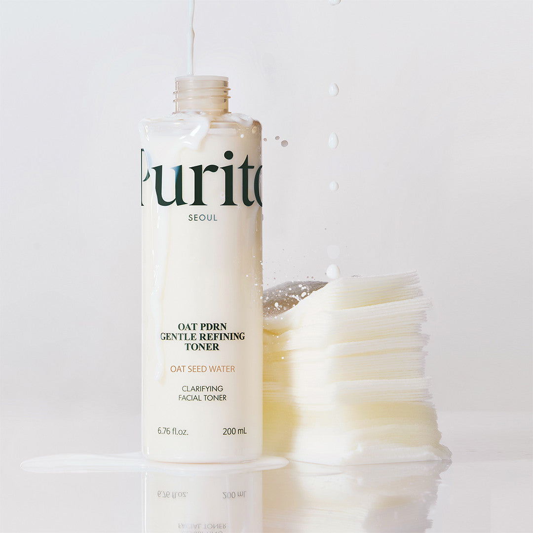 Lotion versée sur le flacon et une pile de cotons