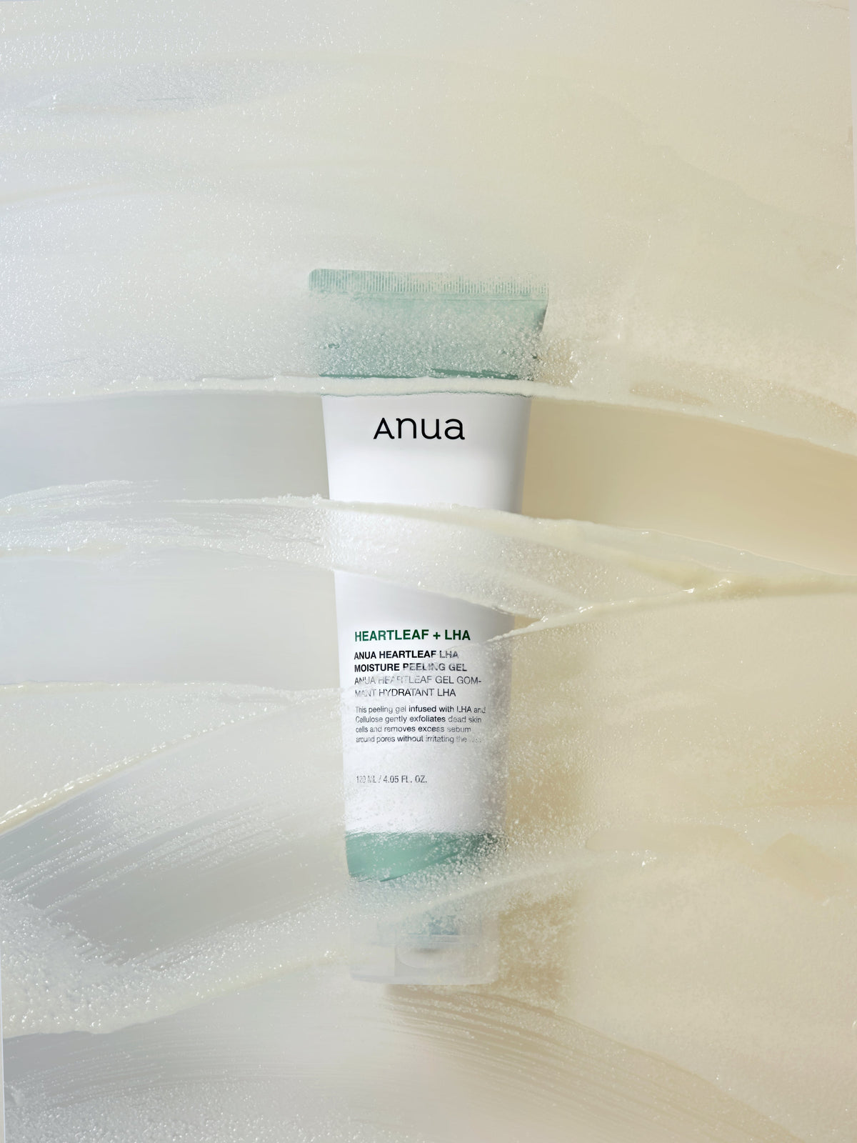 Tube de gel exfoliant entouré de traces de gel translucide