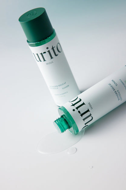 Deux flacons de lotion, dont un ouvert avec une trace transparente