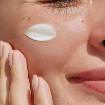 Touche de crème blanche sur la joue