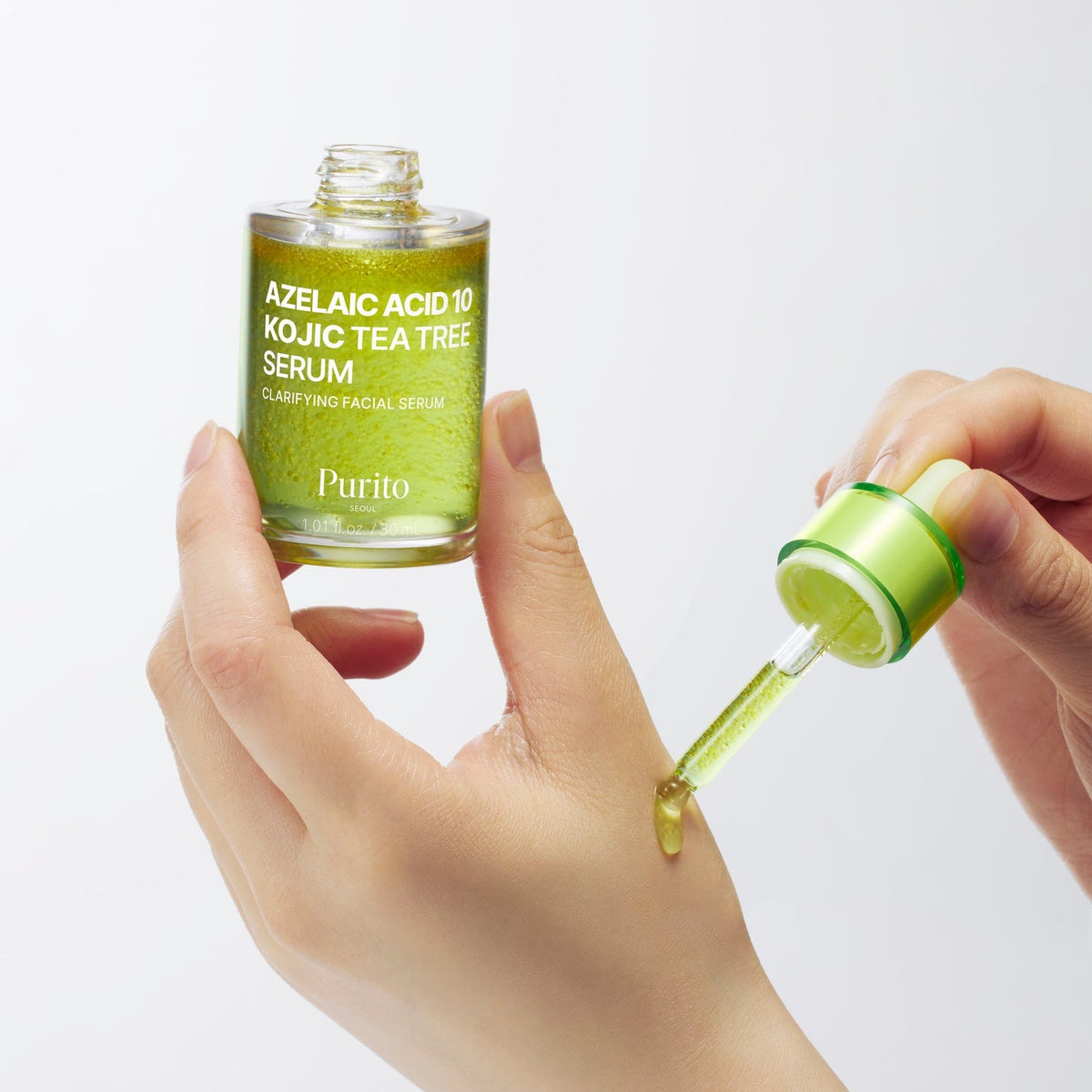 Sérum vert déposé à la pipette sur le dos de la main