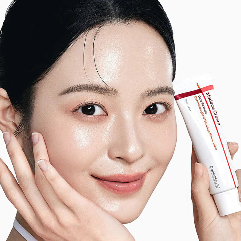 Tube blanc et rouge de crème tenu près du visage
