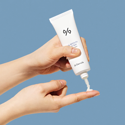 Crème solaire déposée sur le bout du doigt depuis le tube