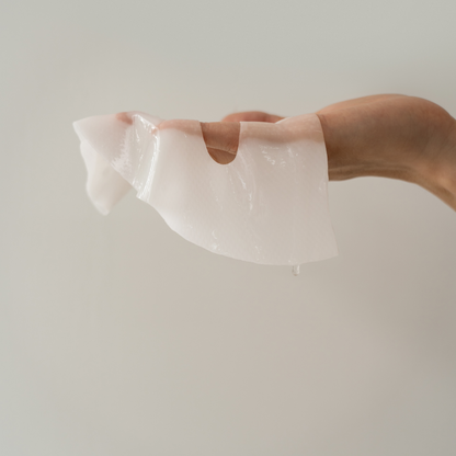 Masque en gel translucide déplié et tenu dans la main