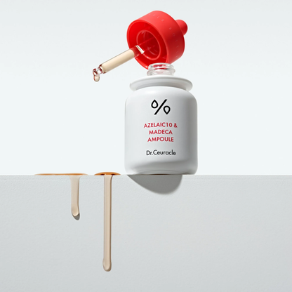Ampoule beige coulant de la pipette au-dessus du flacon ouvert