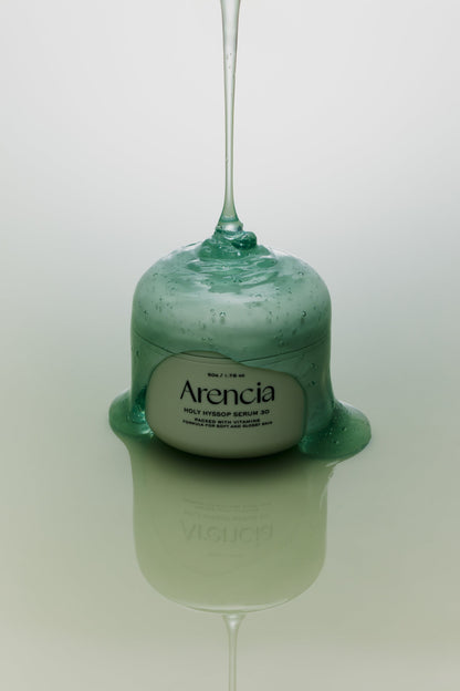 Gel vert filant coulant sur le pot de sérum